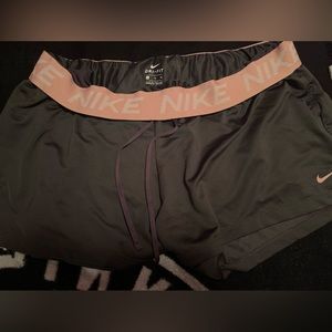 NIKE Dri-fit shorts with draw string & pockets